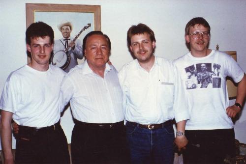 von links: Heiko Ahrend, Earl Scruggs, Thilo Hain, Samuel Hain zu Hause bei Earl Scruggs in Nashville, Tennessee 1990