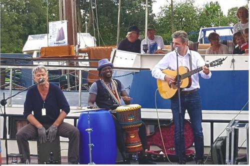 Hafen Weener; von links: Percussionist Christian von Richthofen, Buba, Heiko Ahrend; Maritimer Flohmarkt, September 2018