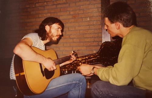 Mark O'Connor (links) spielt Heikos Gitarre, Emmen (NL) 1986